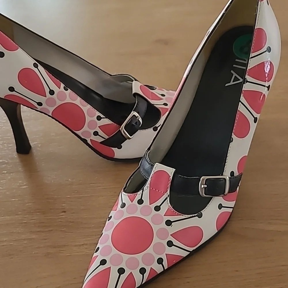 Shoes - Picture 4 of 6